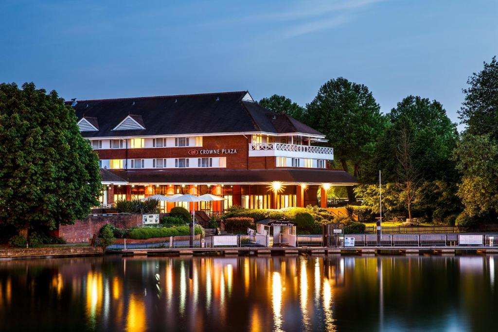 Lightsave Projects Case Study Crowne Plaza Reading Exterior