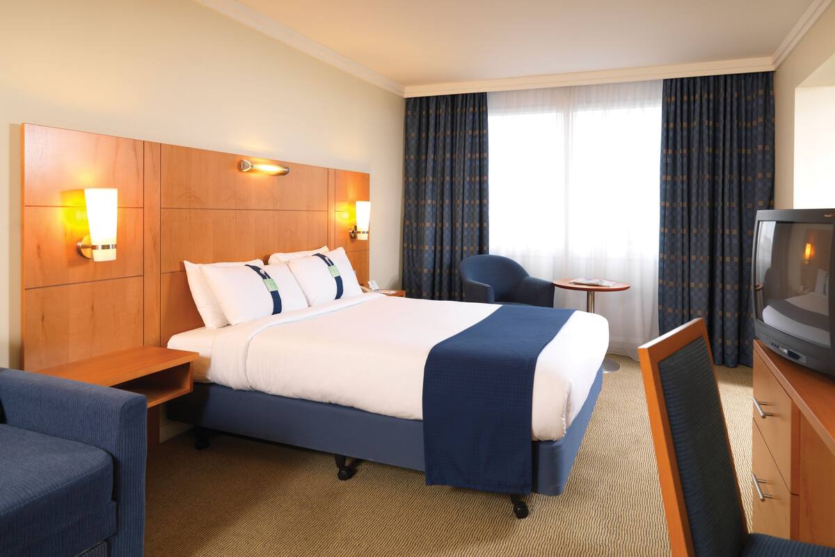 Lightsave Projects Case Study Holiday Inn M4 J4 Bedroom