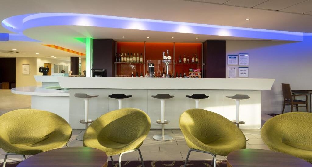Holiday Inn Express Dunstable Bar
