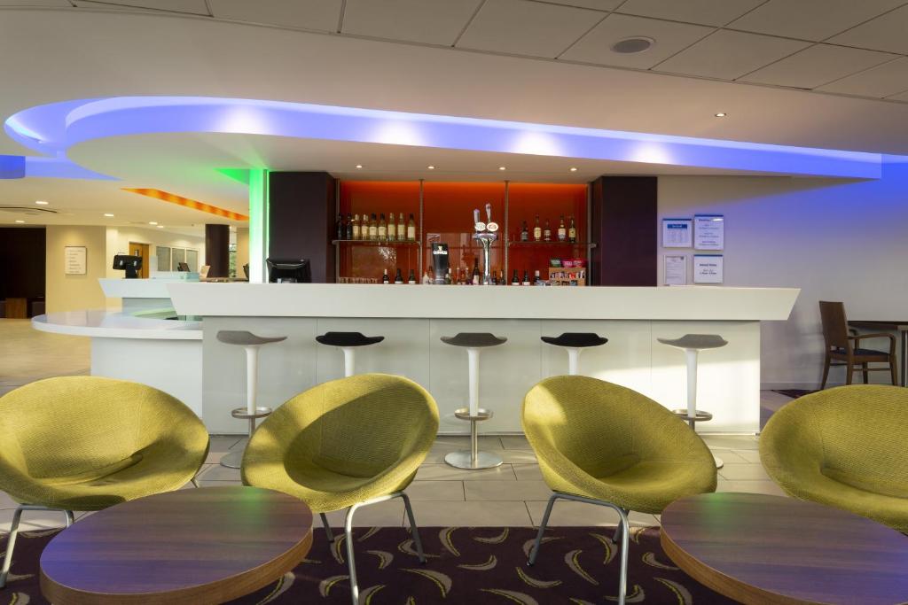 Holiday Inn Express Dunstable Bar