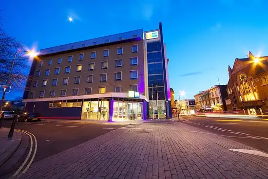 Holiday Inn Express Earl's Court Exterior