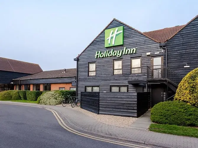 Image shows the front entrance of the Holiday Inn, Cambridge after Lightsave Projects completed lighting upgrade.