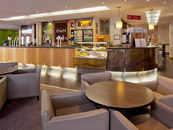 An image of the Holiday Inn, Maidenhead bar area.