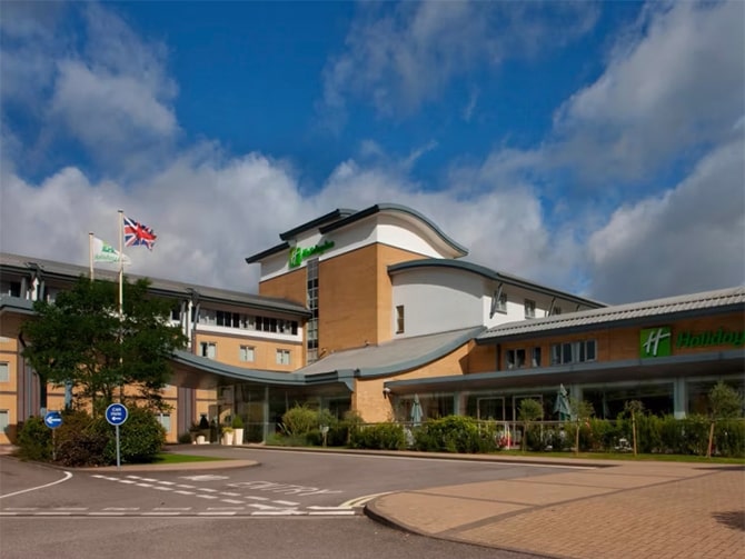 Image shows the Holiday Inn Oxford mazain entrance
