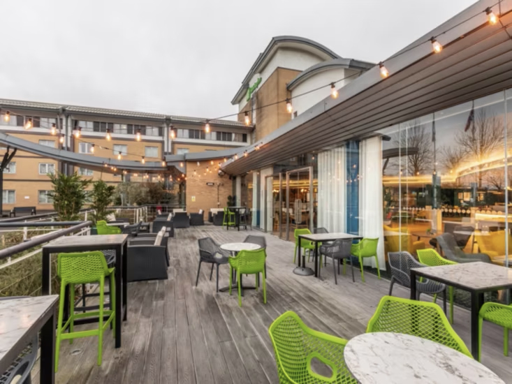 Holiday Inn Oxford outdoor bar and lounge area
