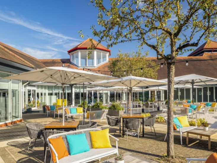 Holiday Inn Aylesbury garden area copy