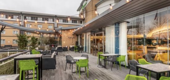 Holiday Inn Oxford outdoor bar and lounge area